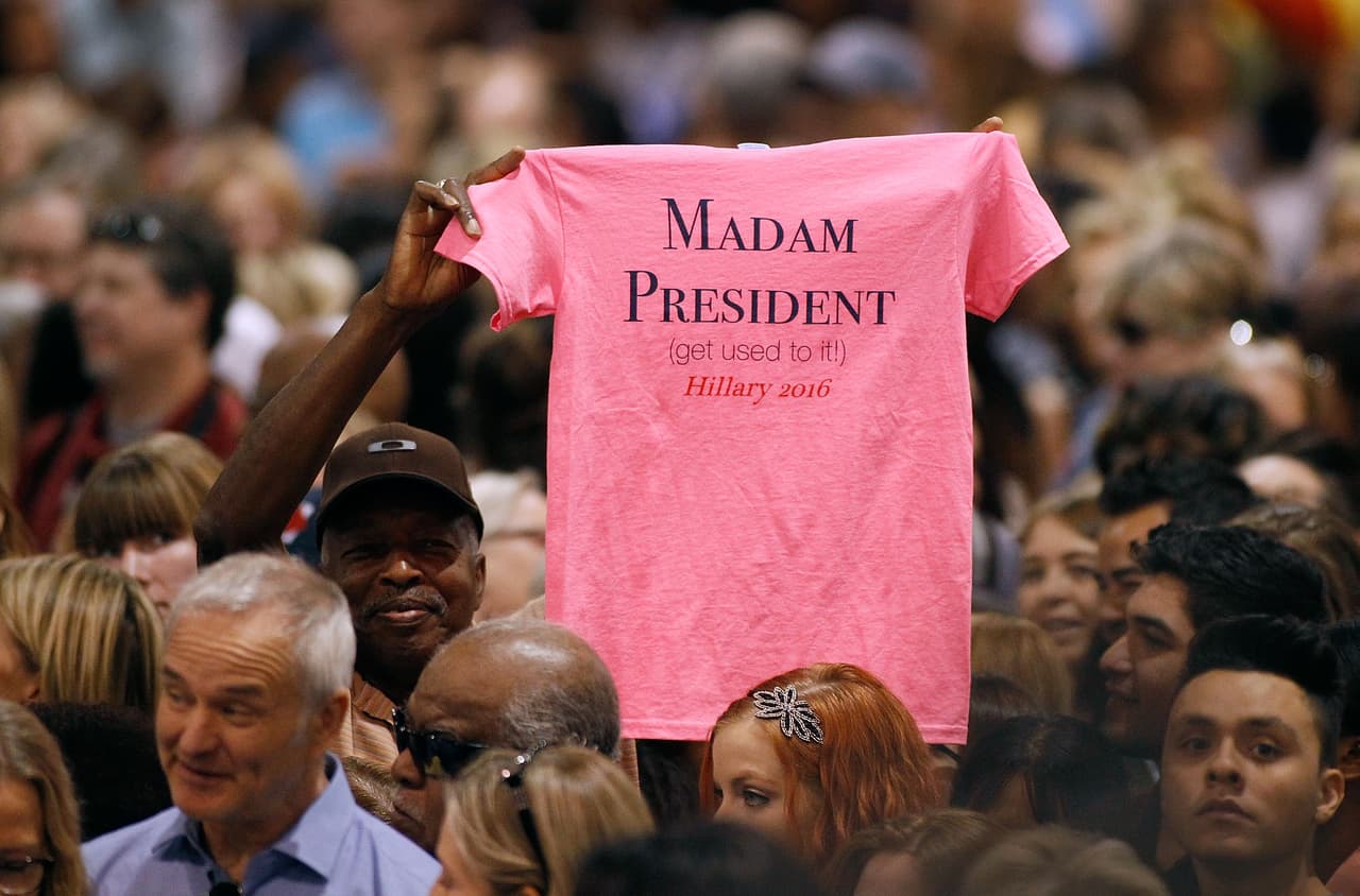 Resaltar el hecho de que si Hillary Clinton resulta elegida como presidente, será la primera mujer en la historia de los Estados Unidos en llegar a este cargo es la función de esta camiseta que señala cómo el tradicional 'Mr' de señor, sería cambiado por 'Madam'. Getty Images