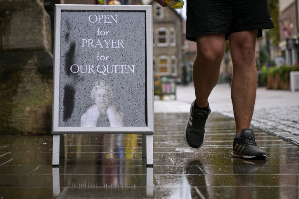 El protocolo ordena además que todas las banderas no oficiales sean retiradas y reemplazadas por la Union Jack a media asta.