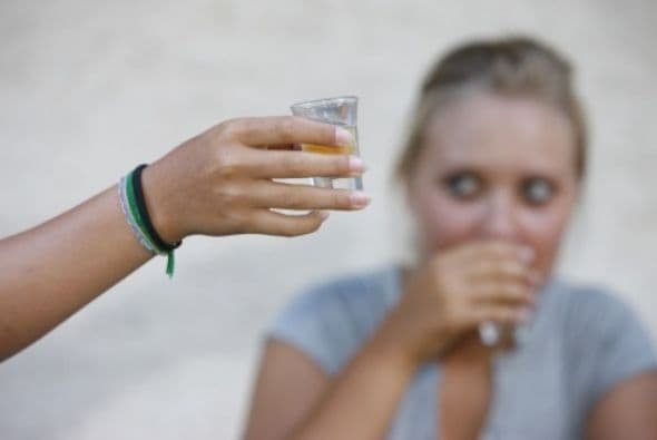 Los expertos en salud del gobierno dicen que 2 ó 3 tazas de cafeína al día no afectan a tu bebé, pero debes evitar el alcohol.