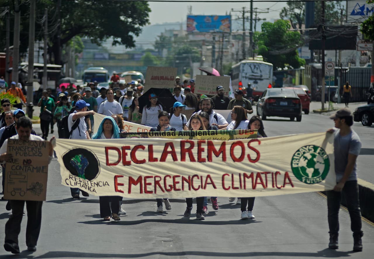 Una chica en Bangkok mostró un letrero que decía: "Me estoy perdiendo la escuela por esto (¡Mejor valga la pena!"). En Londres en una pancarta se leía: "Actúa ahora o nada más tarde", y en Vienna dos chicas levantaban un cartel con la frase "haz el amor, no el CO2". La Cumbre de la ONU sobre Acción Climática se realizará del 23 al 27 de septiembre. En la fotogra´fia la ‘Huelga climática global” en San Salvador, El Salvador.