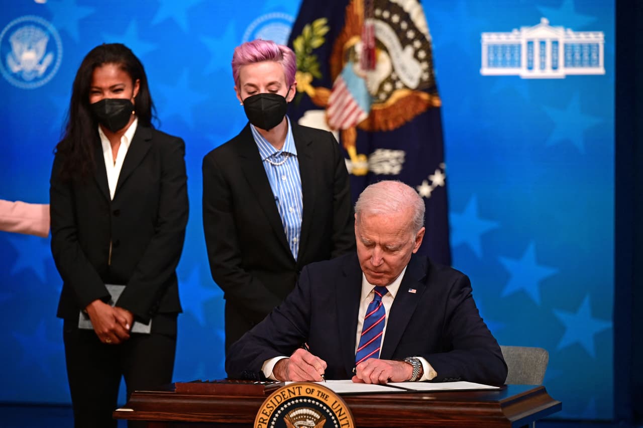 <b>Un día por la igualdad en la remuneración: “No importa si eres electricista, contador o parte del mejor equipo de fútbol del mundo, la brecha salarial es real”.</b>
<br>
<br>Para tratar el tema de la disparidad salarial entre hombres y mujeres, el 24 de marzo el presidente Biden y su esposa Jill organizaron una reunión con Margaret Purce y Megan Rapinoe, miembros del equipo nacional de fútbol femenino de Estados Unidos. Del encuentro surgió la proclamación oficial del 
<a href="https://www.whitehouse.gov/briefing-room/presidential-actions/2021/03/24/a-proclamation-on-national-equal-pay-day-2021/"><u>“dia del pago igualitario”</u></a>.