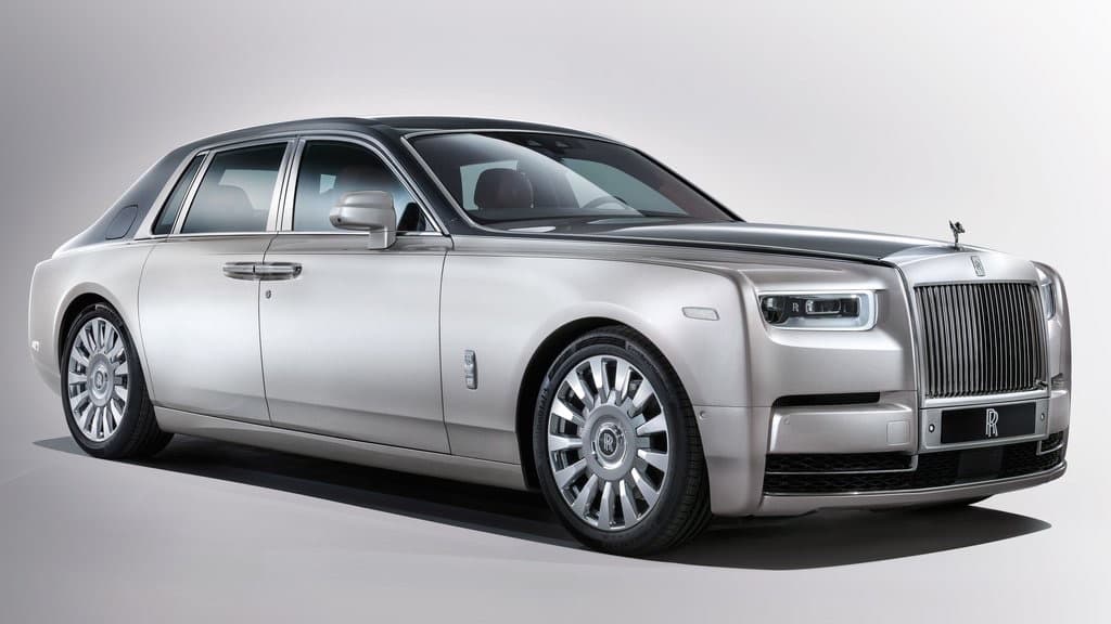 Este es el Rolls-Royce Phantom VIII. La octava generación del sedán ejecutivo de ultra lujo de la histórica marca inglesa. El Phantom VIII que Rolls-Royce acaba de presentar al público, no luce muy distinto a su exitosísimo predecesor el Phatom VII. ¿Para qué arriesgarse a cambiar una receta tan exitosa?