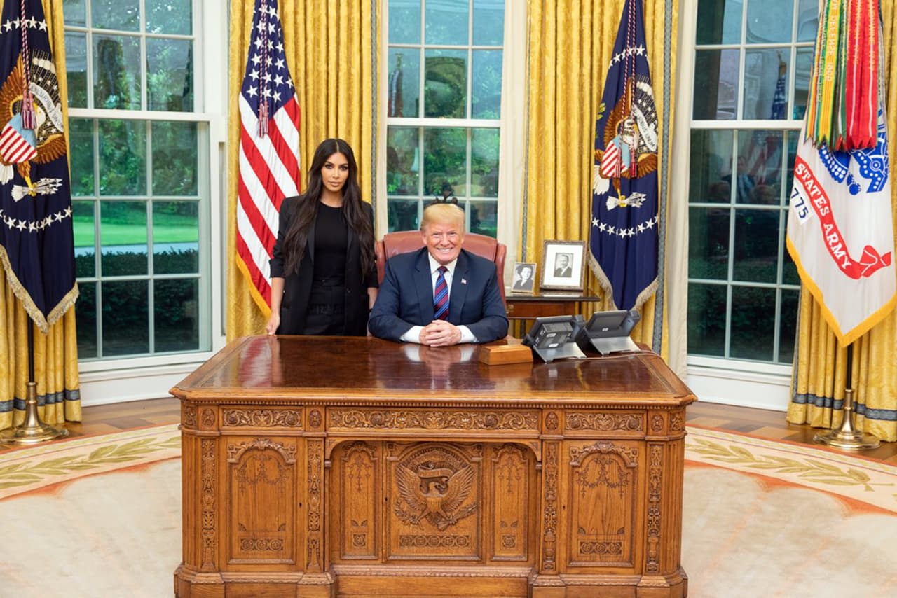 En mayo de 2018, Kim Kardashian se reunió con el presidente Donald Trump en la Casa Blanca para hablar sobre el caso de 
<b><a href="https://www.univision.com/entretenimiento/nunca-habia-escuchado-el-nombre-de-kim-kardashian-pero-ahora-guarda-su-foto-en-la-biblia" target="_blank">Alice Marie Johnson</a></b>, de 63 años, quien fuera acusada de narcotráfico no violento y sentenciada a cadena perpetua. Después de la reunión, el presidente de Estados Unidos conmutó la condena de Johnson y fue liberada una semana después.