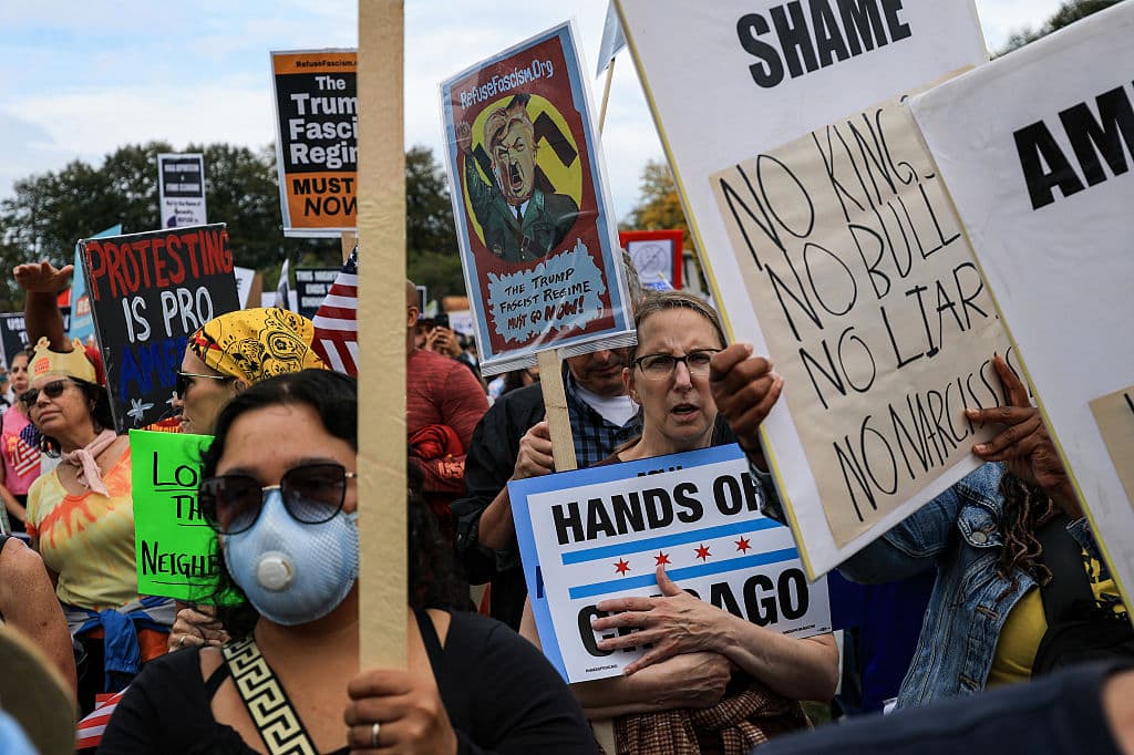 <b>Música y arte callejero. </b>Grupos de músicos tocan tambores y guitarras en las esquinas mientras artistas pintan murales improvisados sobre tela. La protesta se convierte en una expresión cultural, donde el arte y la música acompañan el reclamo ciudadano.