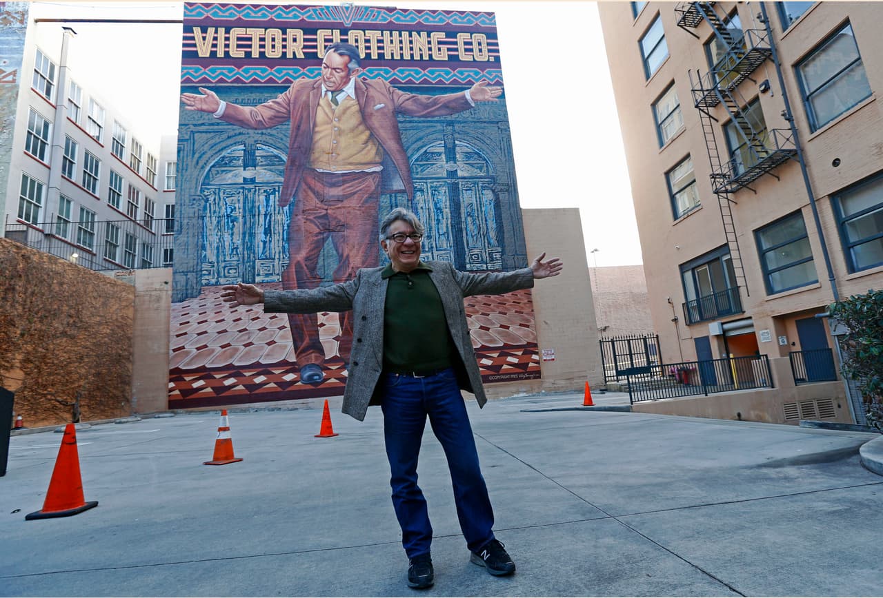 El muralista Eloz Torrez frente a su obra.