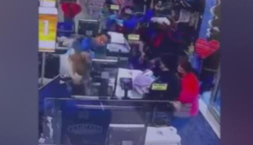 Mujeres atacan a cajera en negocio del Bronx; bodegueros exigen mayor seguridad