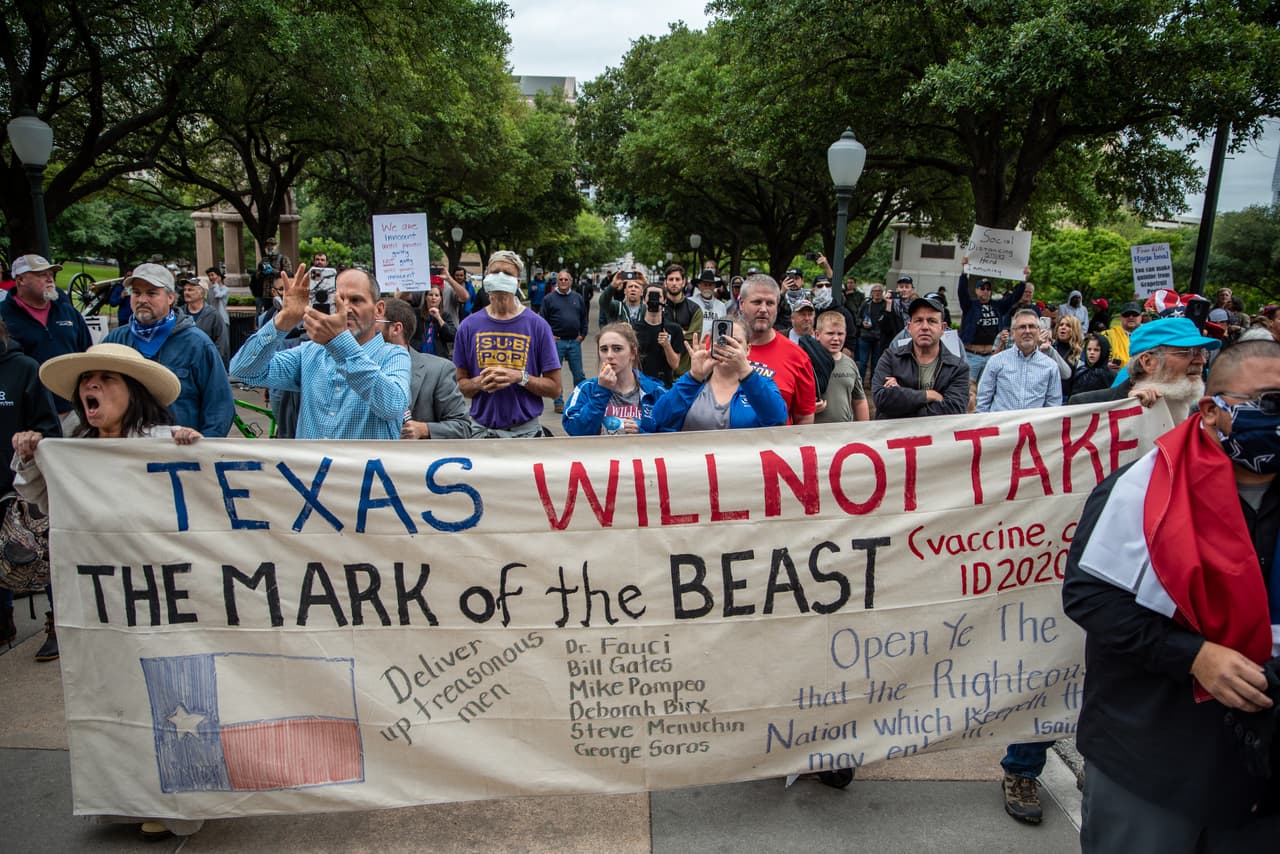 En Austin, Texas, decenas también se congregaron frente al Congreso local. Esa manifestación fue organizada por el presentador de la página ultraconservadora Infowars Owen Shroyer. Uno de los argumentos a los que ha recurrido esa ultraderecha es que la economía debe ser la prioridad en esta inédita crisis de salud pública.