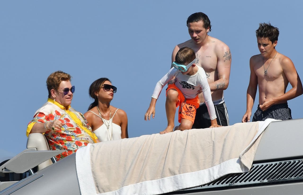 El hijo menor de Elton John, Elijah Joseph, de 6 años, también quería lanzarse al agua como sus 'primos', 
<b><a href="https://www.univision.com/entretenimiento/chismes/brooklyn-beckham-quiere-ser-actor">Brooklyn</a></b> y Romeo Beckham.