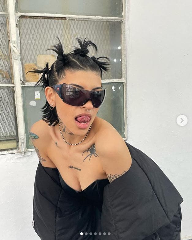 Los 'tattoos' y la actitud desenfrenada de Cazzu son algunas de las características por las que el público y los medios de comunicación consideran que ella es muy diferente a la ex de Nodal.