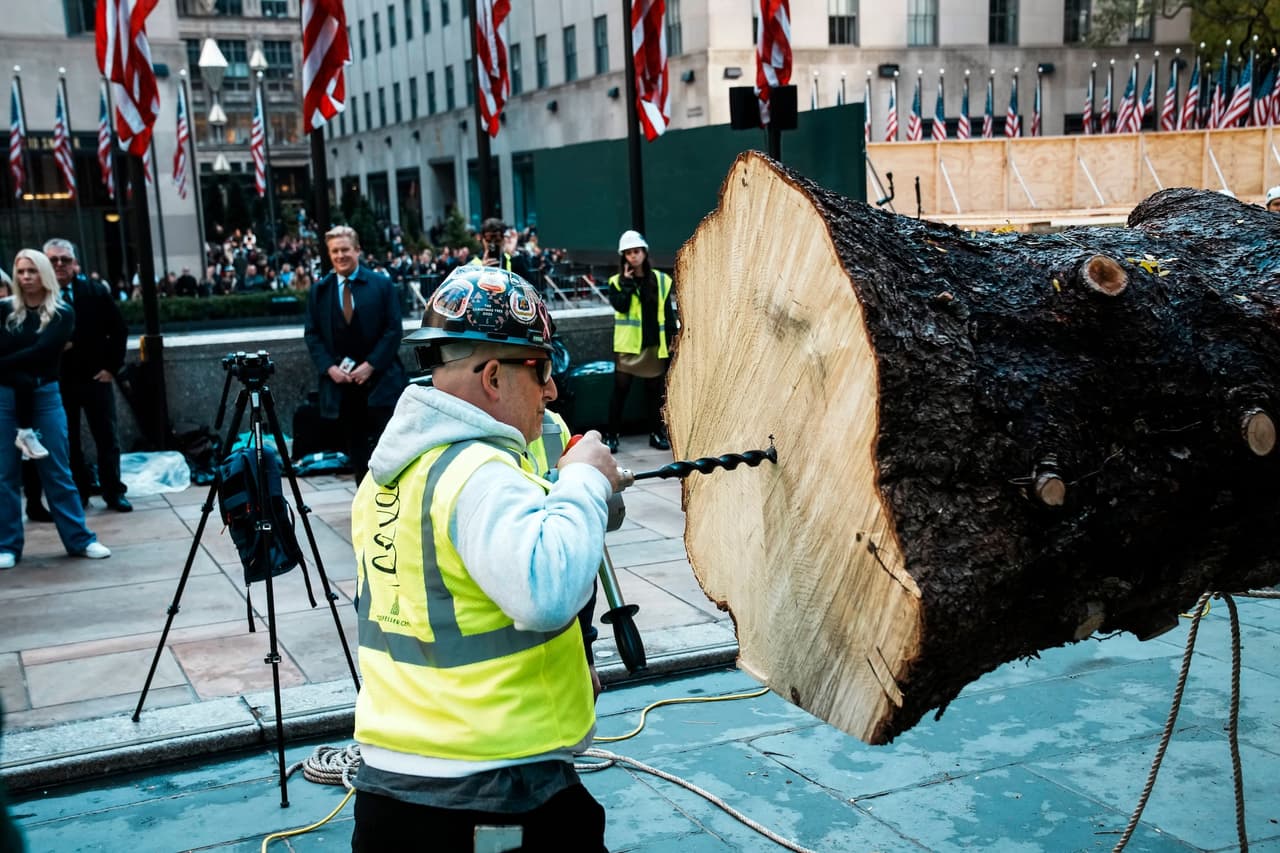 El abeto 
<b>será decorado con más de 50.000 luces LED</b> multicolores de bajo consumo y coronado con una estrella de Swarovski de 900 libras, que brilla con miles de cristales cortados a mano.