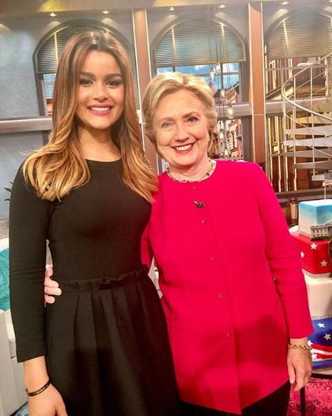 Durante las campañas de las elecciones presidenciales en Estados Unidos del 2016, Hilary Clinton visitó El Gordo y La Flaca y Clarissa se tomó la foto del recuerdo.