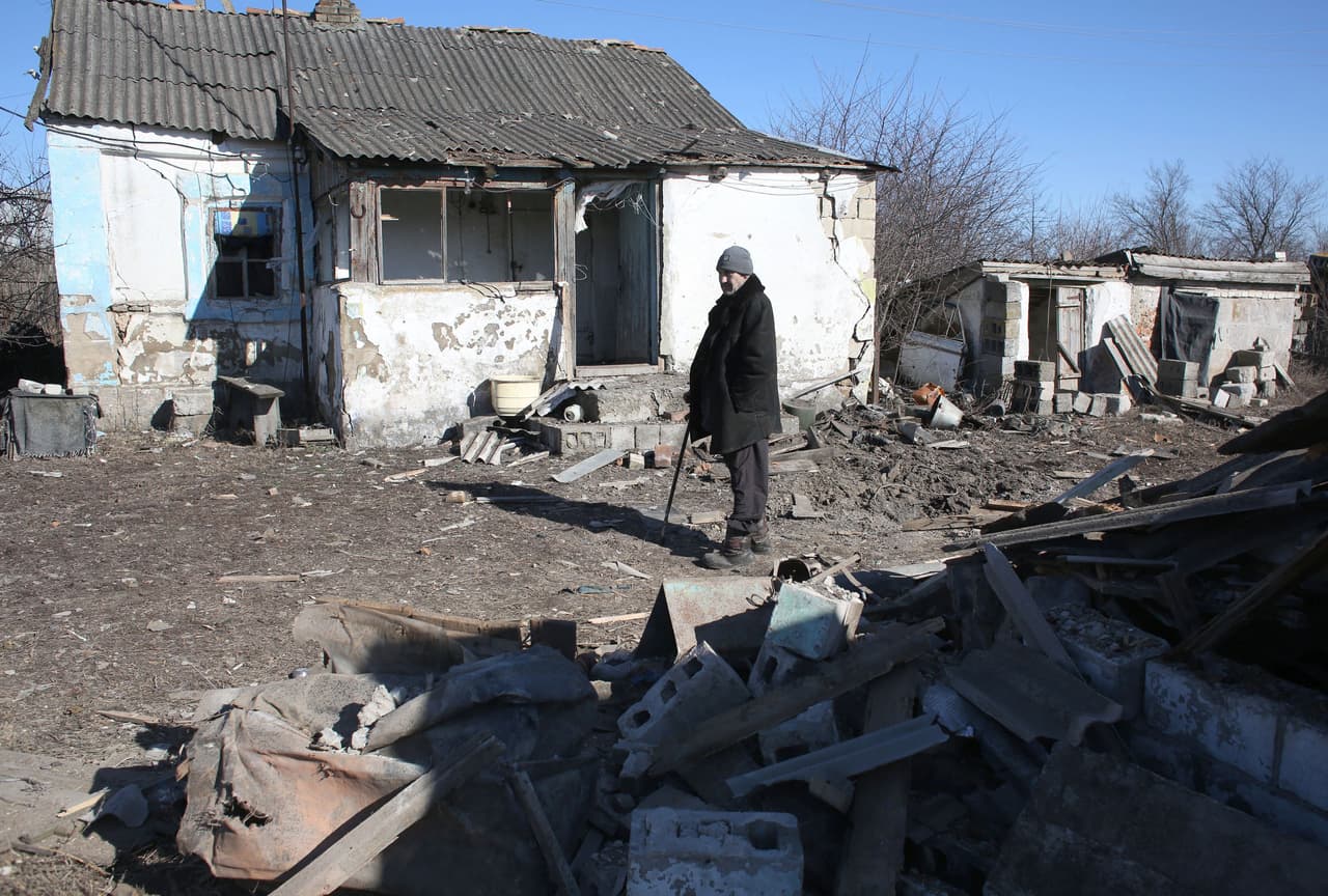 Un residente local frente a su casa dañada después de un bombardeo en el pueblo de Novohnativka, región de Donetsk, cerca de las posiciones de las Fuerzas Militares de Ucrania.
<br>
<br>Ucrania y los países occidentales acusan a Rusia de apoyar militar y financieramente a los separatistas prorrusos.
<b> <a href="http://uni.vi/C0ZA103pUKy" target="_blank">Putin anunció el lunes que reconocía su independencia.</a> </b>Donbas también está en el centro de una batalla cultural entre Kiev y Moscú: Rusia dice que esta región junto a gran parte del este de Ucrania, está poblada por rusoparlantes que deben ser protegidos del nacionalismo ucraniano.