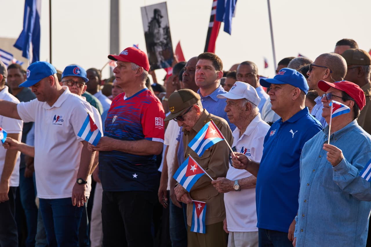 El presidente cubano Miguel Díaz-Canel, segundo desde la izquierda, y el expresidente Raúl Castro, al centro, asisten a un acto con motivo del Día Internacional de los Trabajadores en la Tribuna Antiimperialista José Martí, en La Habana, Cuba, el viernes 1 de mayo de 2026. (Foto AP/Ramon Espinosa)