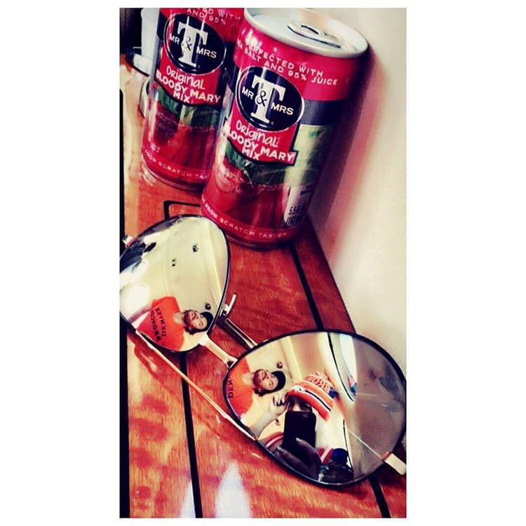 Kate Hudson desde casa apoyando a los Broncos.