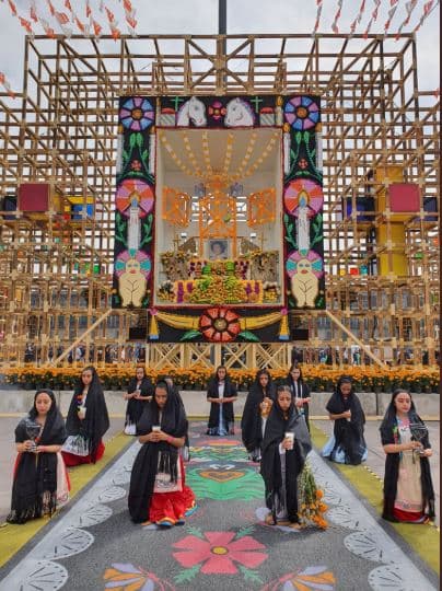 Otro altar inspirado en el estado de Michoacán destaca las tradiciones del pueblo Cuanajo, donde los elementos principales son las flores, frutas y maíz, que se colocan sobre caballos de madera. 
<br>