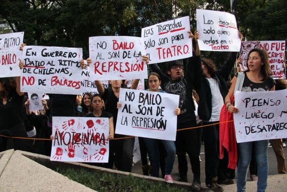 Por medio de pancartas y mantas exigían al gobierno mexicano parar la represión. (Crédito: Roberto Bustamante)