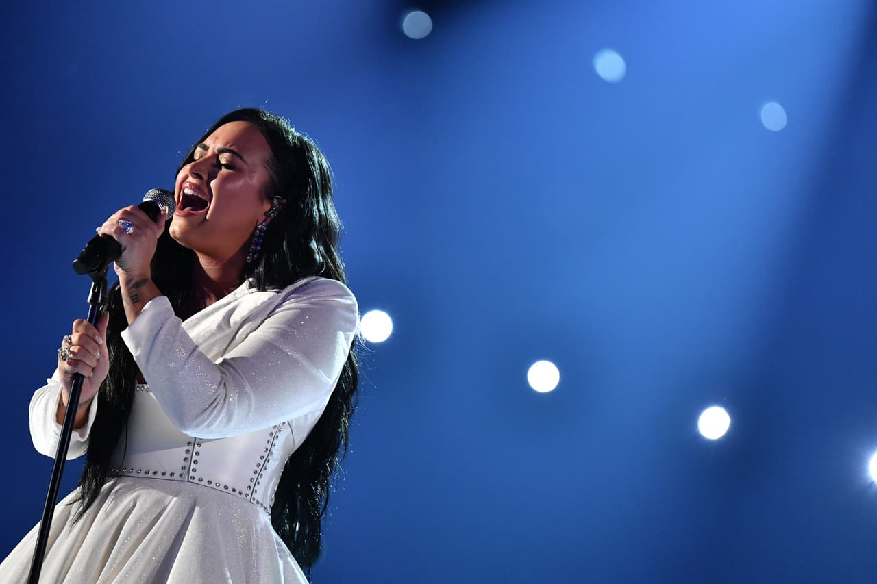 Este domingo 2 de febrero, Lovato 
<b><a href="https://www.univision.com/famosos/demi-lovato-ya-trabaja-en-un-nuevo-disco-y-la-sobredosis-que-casi-le-cuesta-la-vida-sera-parte-de-el-fotos" target="_blank">cantará el himno de Estados Unidos</a></b> en la apertura del Super Bowl LIV que se celebrará en Miami, Florida. En la charla con Cohen se sinceró al respecto y dijo estar más nerviosa que en la emotiva presentación que tuvo un domingo antes en el GRAMMY, en donde 
<b><a href="https://www.youtube.com/watch?v=YP5yw8SV7bU" target="_blank">se emocionó hasta las lágrimas</a></b> al cantar 'Anyone'.