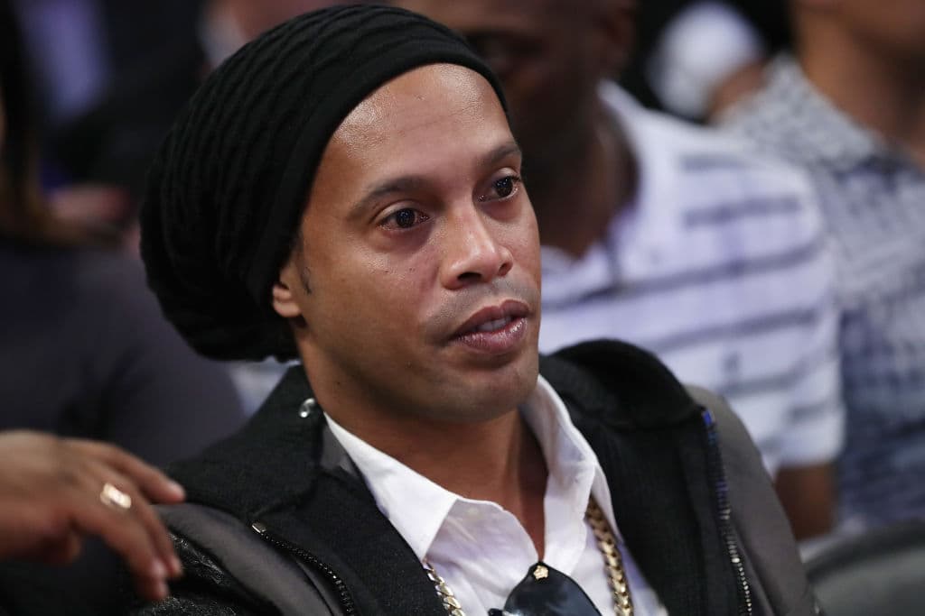 La imagen de crack de Ronaldinho vive un duro golpe al conocerse problemas con la justicia de su país y al revelarse una sorpresiva cifra en sus cuentas bancarias tras una decisión de la Fiscalía de Brasil.