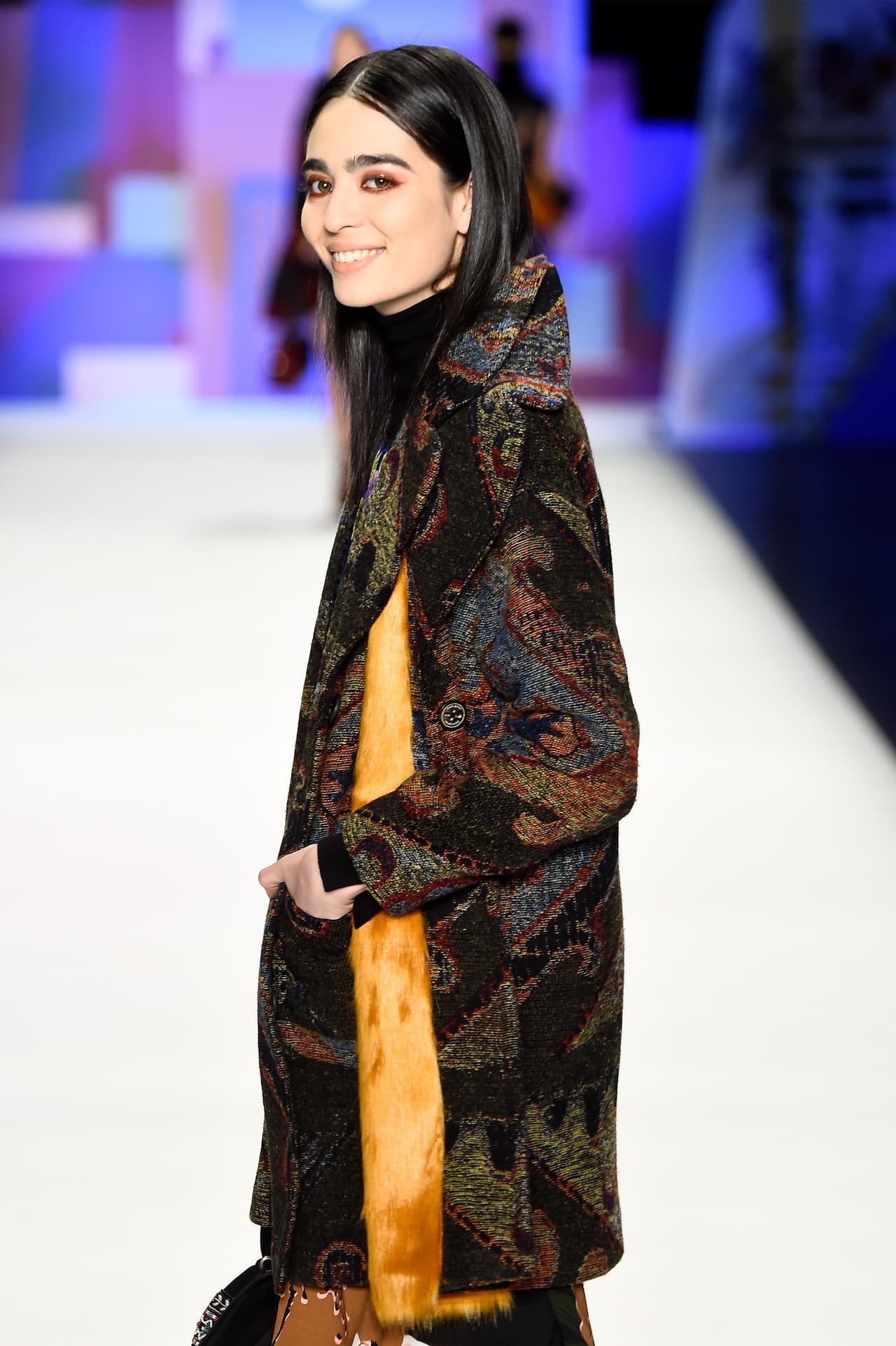 Una pasarela tiene entre 20 y 30 salidas, así que Cristina deja el show para entrar al backstage a toda prisa y ponerse su segundo look de la tarde.