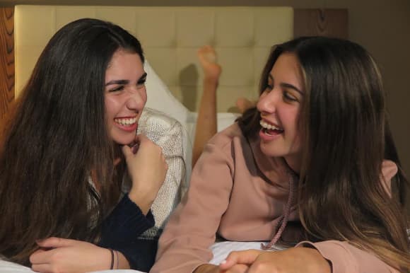 Sus hijas son el motor de su vida y Maggie se siente orgullosa de verlas crecer felices.