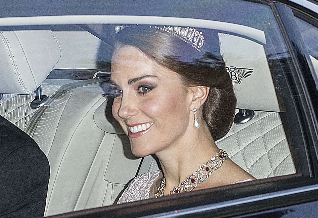 La duquesa de Cambridge asistió a la gala en honor a los Reyes de España con la icónica tiara que usaba la princesa Diana. En un traje de Marchesa, Kate Middleton lució elegante en un diseño color en rosado de encaje. Middleton también usó un collar que pertenece y ha usado la reina Isabel II.