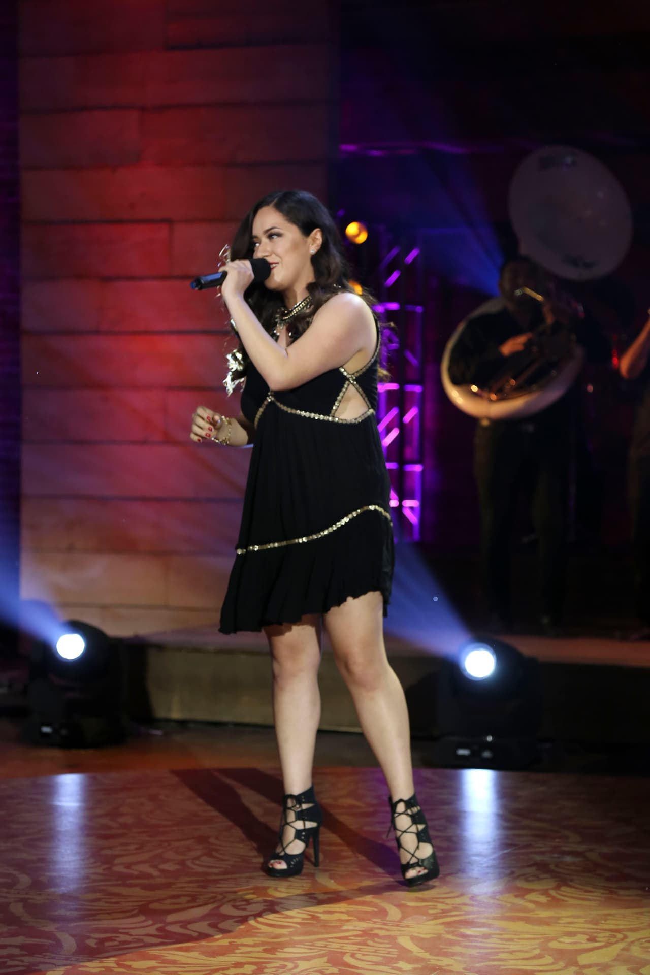 Su música favorita es el rock y el mariachi.