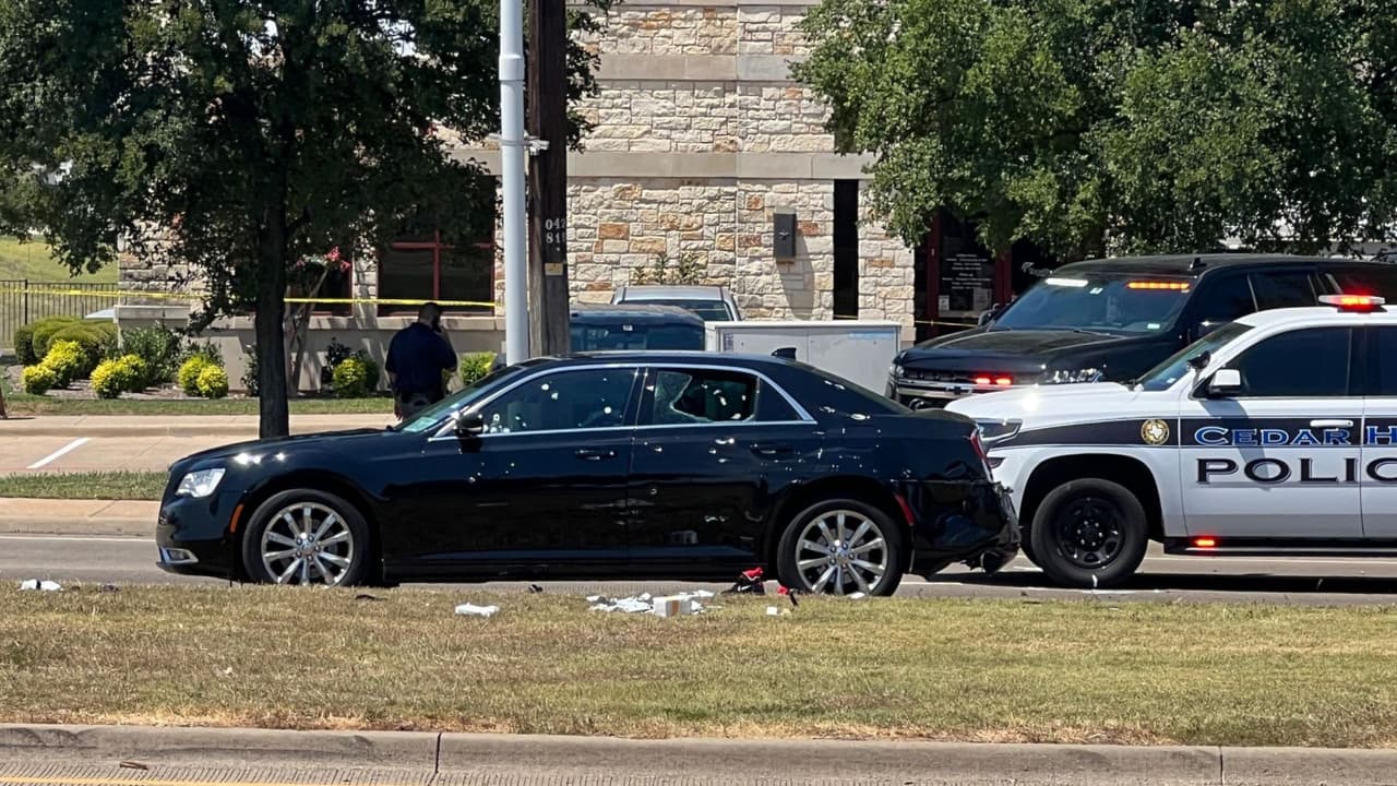 El auto del sospechoso así quedó tras varios impactos de bala en el tiroteo en un centro médico del sur de Dallas.