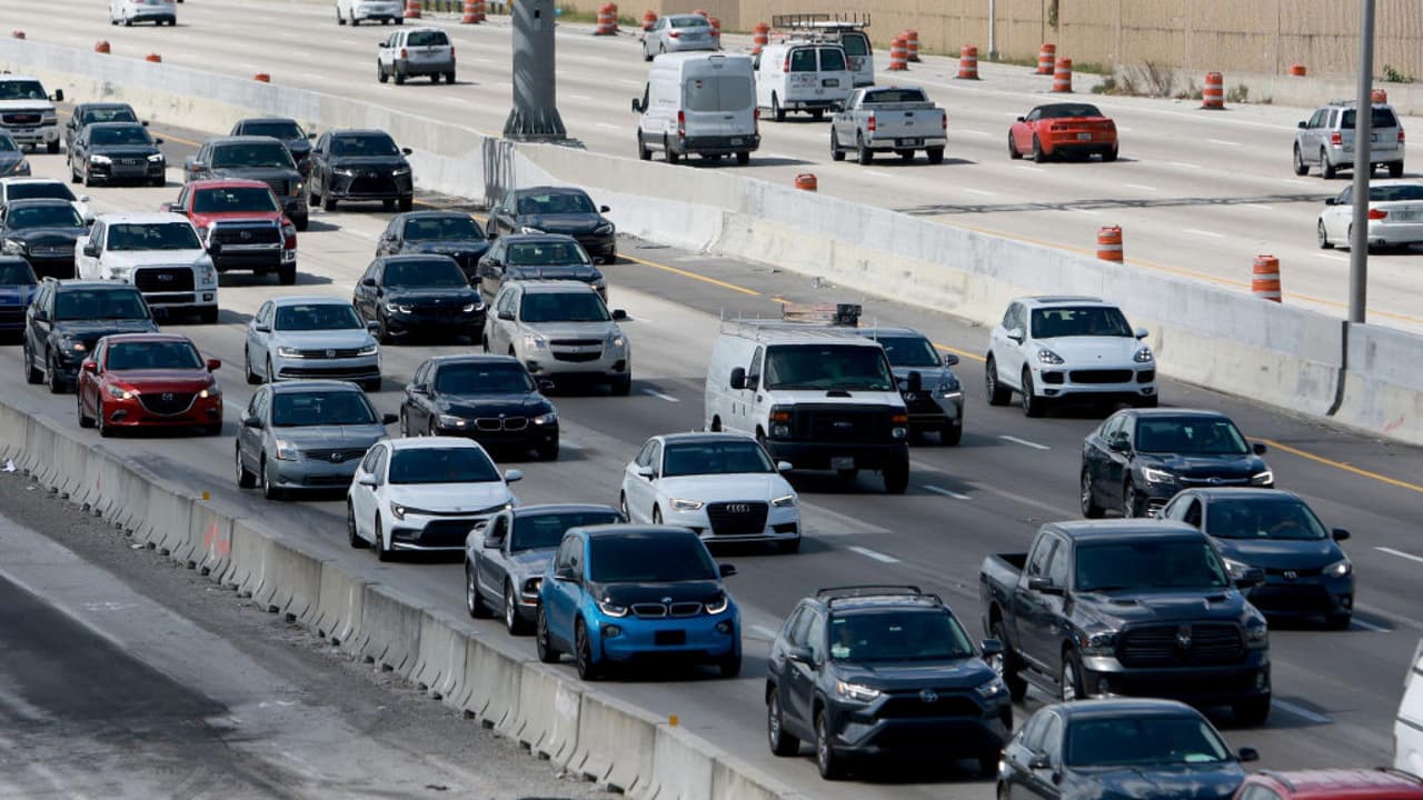 <b>Mira también:</b> La Asociación Estadounidense del Automóvil estima que este fin de semana al menos 47.9 millones de personas saldrán de viaje en EEUU. A pesar de los altos costos de la gasolina, la mayoría de ellos lo harán en auto y tan solo el 7% viajará en avión. André El Khouri, vocero de la asociación, asegura que esta cifra refleja la confianza que tiene la gente en la industria del turismo. 
<b>Más noticias en <a href="https://www.univision.com/noticias" target="_blank">Univision</a></b>.