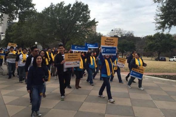 Miles de promotores de la campaña “Texas School Choice” marcharon este jueves para expresar la importancia de tener mejores opciones educativas. (Foto: Twitter)