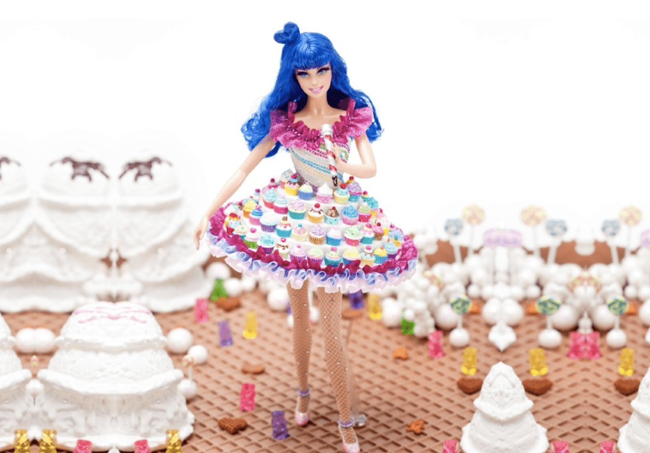 <b>Katy Perry</b>
<br>
<br>La Barbie inspirada en Katy Perry, es tal cual como aparece la artista en el video 'California Girls’. En el clip, la cantante aparece en un mundo lleno de dulces y colores, los cuales no podían faltar en el traje de su muñeca. Además, una de las famosas pelucas de colores que la californiana usa durante la mayoría de sus presentaciones.