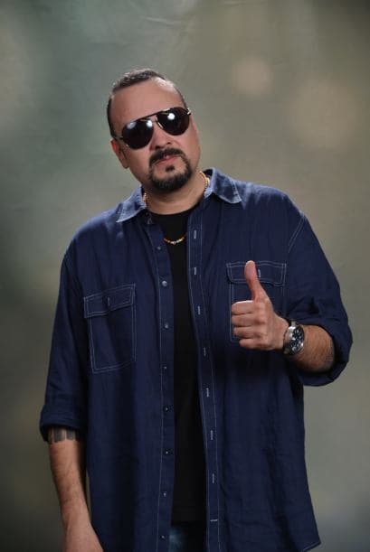 Pepe Aguilar no dejó pasar la oportunidad de posar en estudio para nosotros.