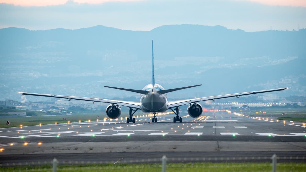 <h3 class="cms-H3-H3">Lo que debe hacer siempre</h3> ✈️ Revise la página oficial antes de salir
<br>✈️ Confirme su terminal
<br>✈️ Compare opciones en DFW
<br>✈️ No confíe solo en un número bajo
<br>✈️ Llegue con tiempo, aunque la fila se vea corta
<br>👉🏻 Porque aquí está la verdad, sin vueltas: 
<b>la mayoría de la gente no pierde el vuelo por mala suerte, lo pierde por salir tarde.</b>
<br>Y esa decisión empieza en casa, no en el aeropuerto.