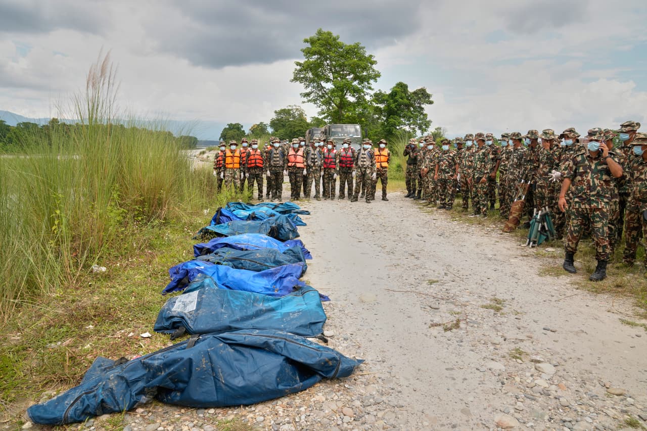 Mientras la policía de Katmandú enterraba decenas de cadáveres en varias fosas comunes, la agencia de gestión de desastres de Nepal informó de 1.003 fallecidos y 3.916 desaparecidos, entre ellos 583 extranjeros.