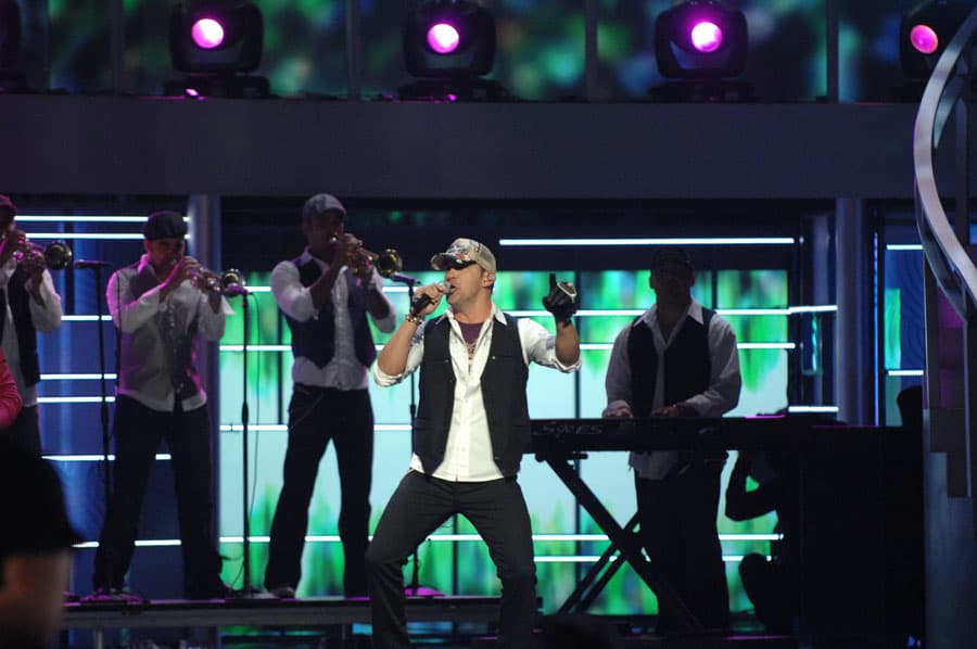 Elvis Crespo y Grupo Manía
<br>Año: 2008
<br>Un reencuentro entre Grupo Manía y Elvis. Interpretaron 'Me miras y te miro', 'Linda eh', 'Un beso' y 'Suvamente'.