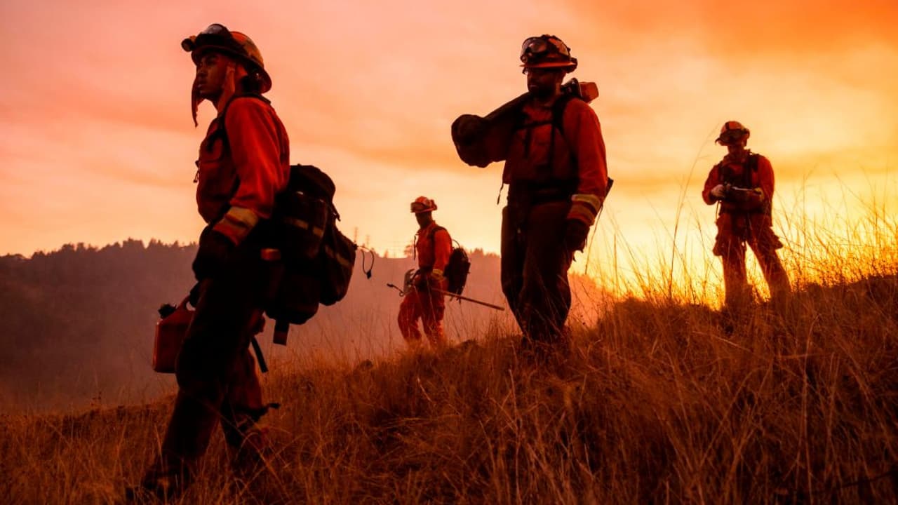 El congresista Tony Cárdenas explica que muchos latinos solo tienen la posibilidad de acceder a viviendas ubicadas en zonas de mayor riesgo porque son de menor costo. Afirma que Estados Unidos cuenta con un sistema robusto para hacerle frente a las conflagraciones que puedan ocurrir, pero que es importante que las familias estén preparadas ante cualquier eventualidad y estén atentas a los avisos de las autoridades.