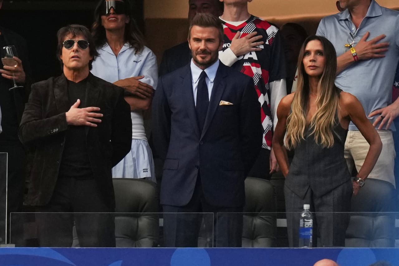 Tom Cruise, David Beckham y Victoria Beckham asisten al partido de fútbol entre Estados Unidos y Paraguay