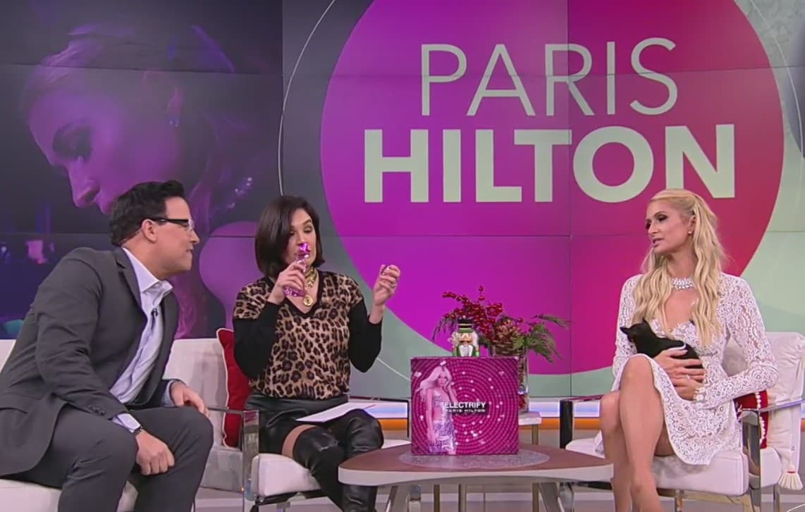 La empresaria de perfumes le mostró a Karla y a Raúl su fragancia número 25, la cual lleva el nombre de 'Electrify' y está inspirada en su experiencia como DJ.