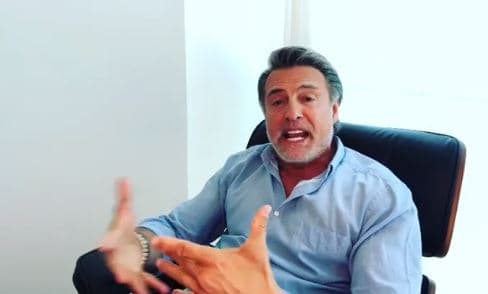 El protagonista de telenovelas como 'Angela' comentó de manera sarcástica: "Quiero aprovechar esta plataforma para ofrecerle una sentida disculpa al redactor de los artículos donde cuentan la verdad de por qué yo me separé de Maki y dejé a mi hermosa familia... ¡Soy fiestero! Lo tengo que reconocer, ¡soy fiestero y me gustan las mujeres de la vida fácil! [...]".