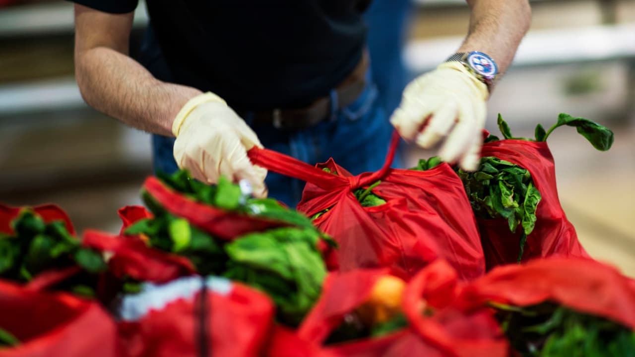 Distribuyen alimentos en el área de Spring para familias afectadas durante la crisis del coronavirus
