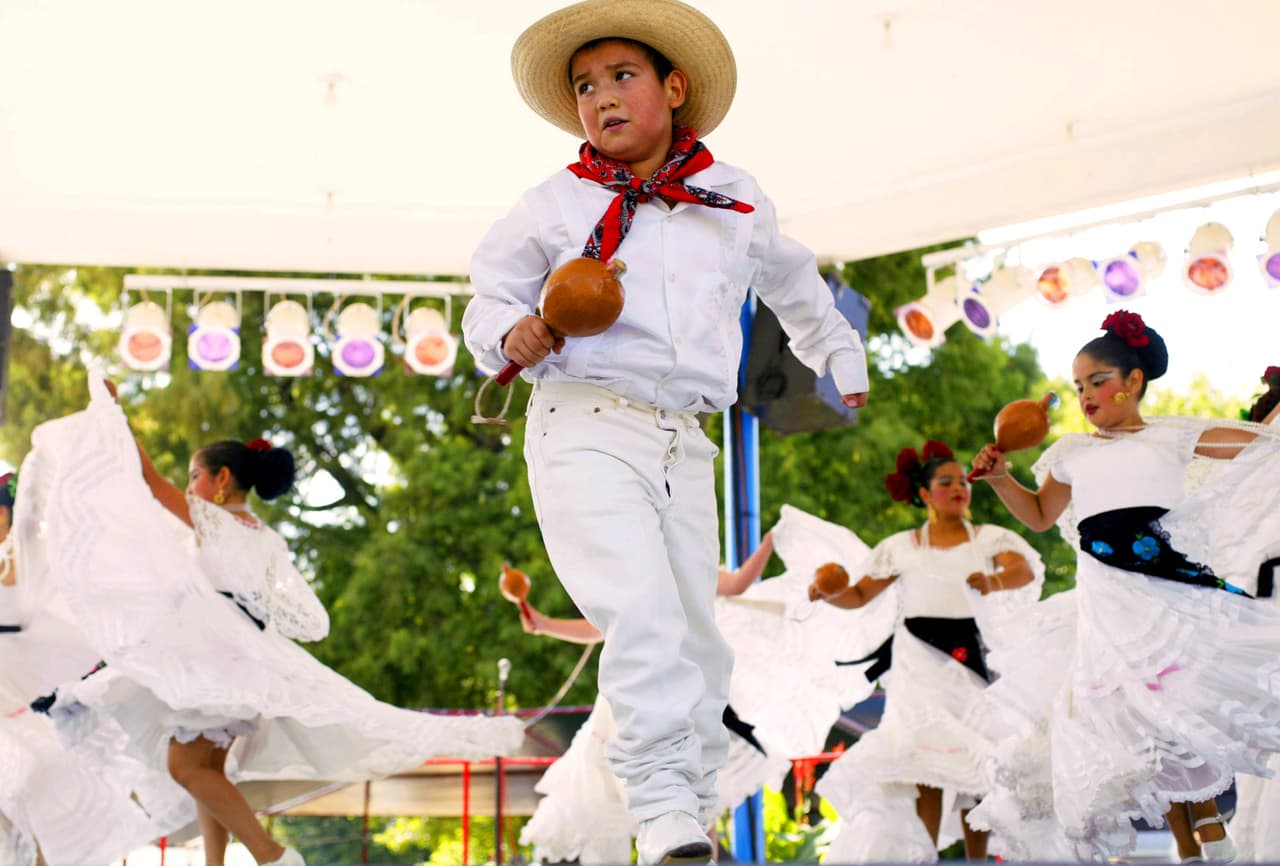 Celebra el Mes de la herencia hispana con una muestra de América Latina en el condado de Sonoma. Disfruta de comida auténtica, música, juegos y actividades para toda la familia el domingo 15 de septiembre de 1:00 pm a 7:00 pm en la cuadra 50 de Mark West Springs Road, en la ciudad de Santa Rosa. Haz clic 
<a href="http://latinbayarea.com/wordpress/event/fiestas-patrias-santa-rosa/" target="_blank">aquí</a> para más información.