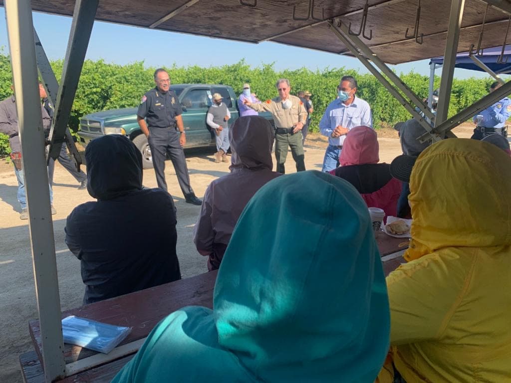 Durante esta ocasión, los oficiales de la Policía de Delano junto a miembros de la Oficina del Alguacil del condado de Kern llegaron con desayuno al área de los caminos Peterson Rd. y Kyte Rd.