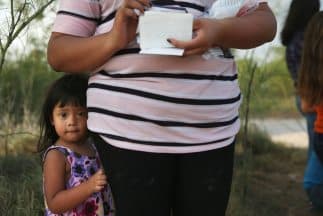 La niña hondureña Laura Fabio, de 2 años, junto a su madre tras cruzar el año pasado un tramo del río Bravo, Texas, e intentar entrar indocumentadas a Estados Unidos. Fueron detenidas por la Patrulla Fronteriza.