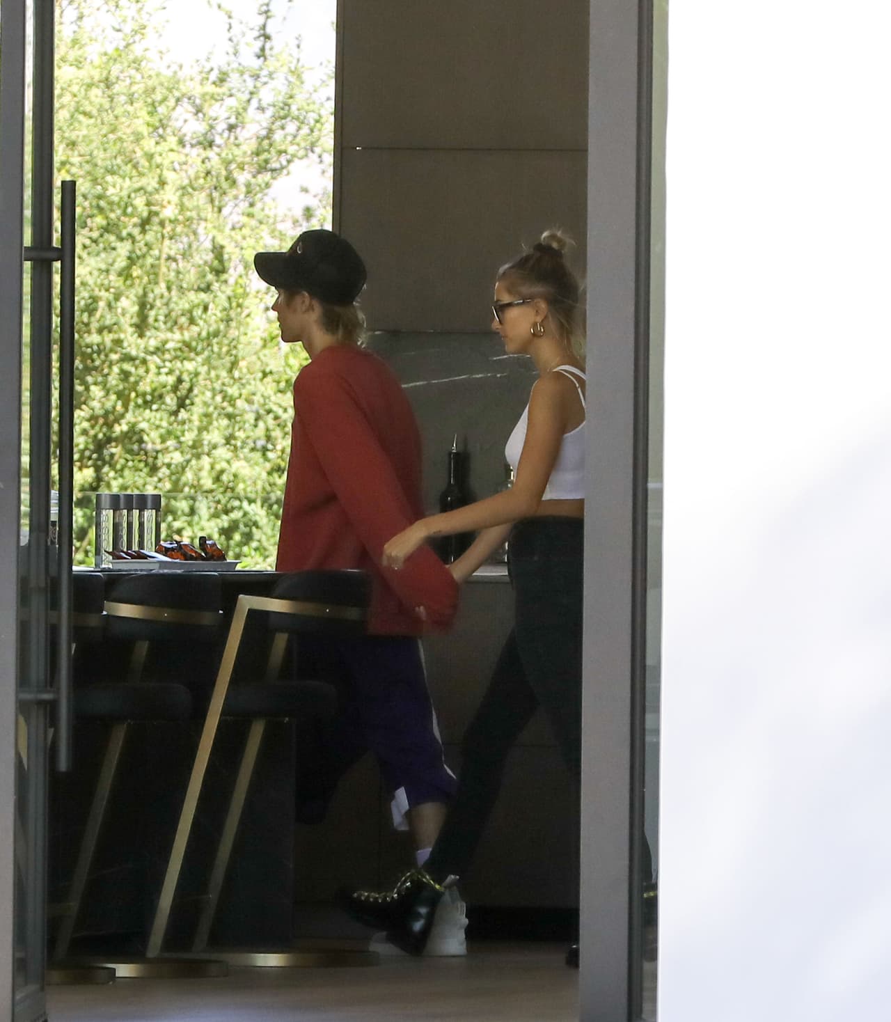 Justin Bieber y Hailey Baldwin revisaron cada recoveco del hogar donde
<b><a href="https://www.univision.com/entretenimiento/con-angustia-y-asombro-selena-gomez-y-justin-bieber-reaccionan-a-la-sobredosis-de-demi-lovato-fotos">Demi Lovato sufrió una sobredosis</a></b> el pasado 24 de julio.