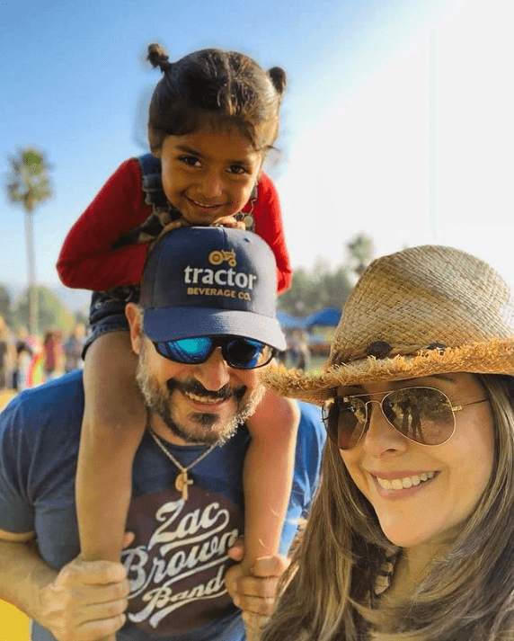 "
<b>La verdad para mí ellos son la bendición</b>, yo sé que nosotros para ellos también, pero mis hijos para mí son mi bendición, es el aprendizaje, estoy aprendiendo muchísimo de ellos y pues le doy gracias a Dios también por eso".
<br>