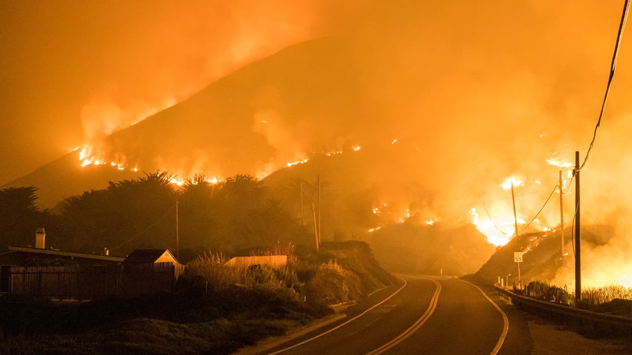 Feroz incendio en Big Sur provoca evacuaciones; reabren tramo de la Highway 1 que estaba cerrado
