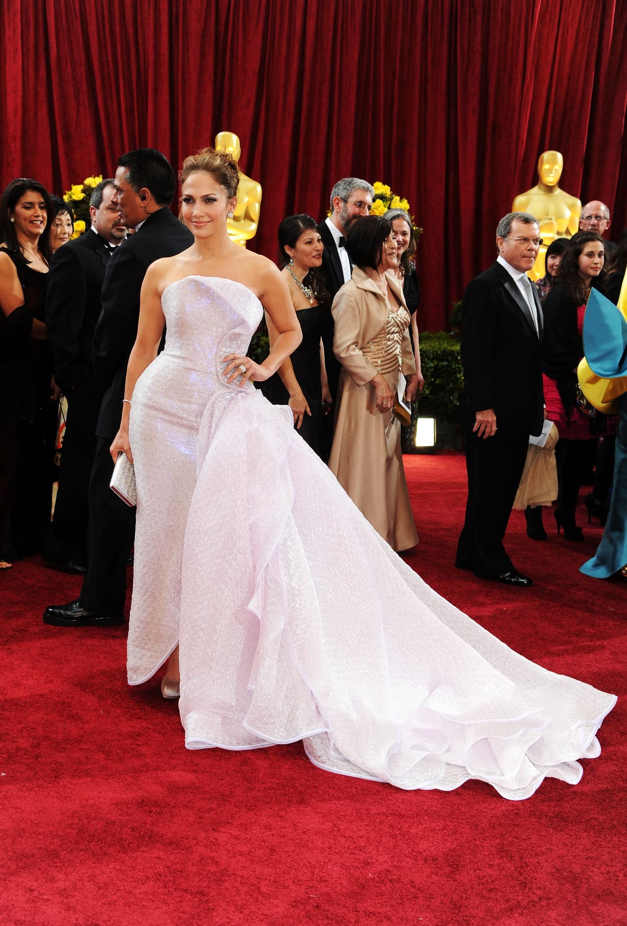 <b>ABSOLUTAMENTE CHIC (2010)</b>
<br>Como cada una de sus apariciones en la alfombra roja de los Oscar, la diva dejó huella con este vestido strapless de Armani Privé en un tono rosado suave con doble falda anudada en la cadera. Simplemente atemporal.
<br>
