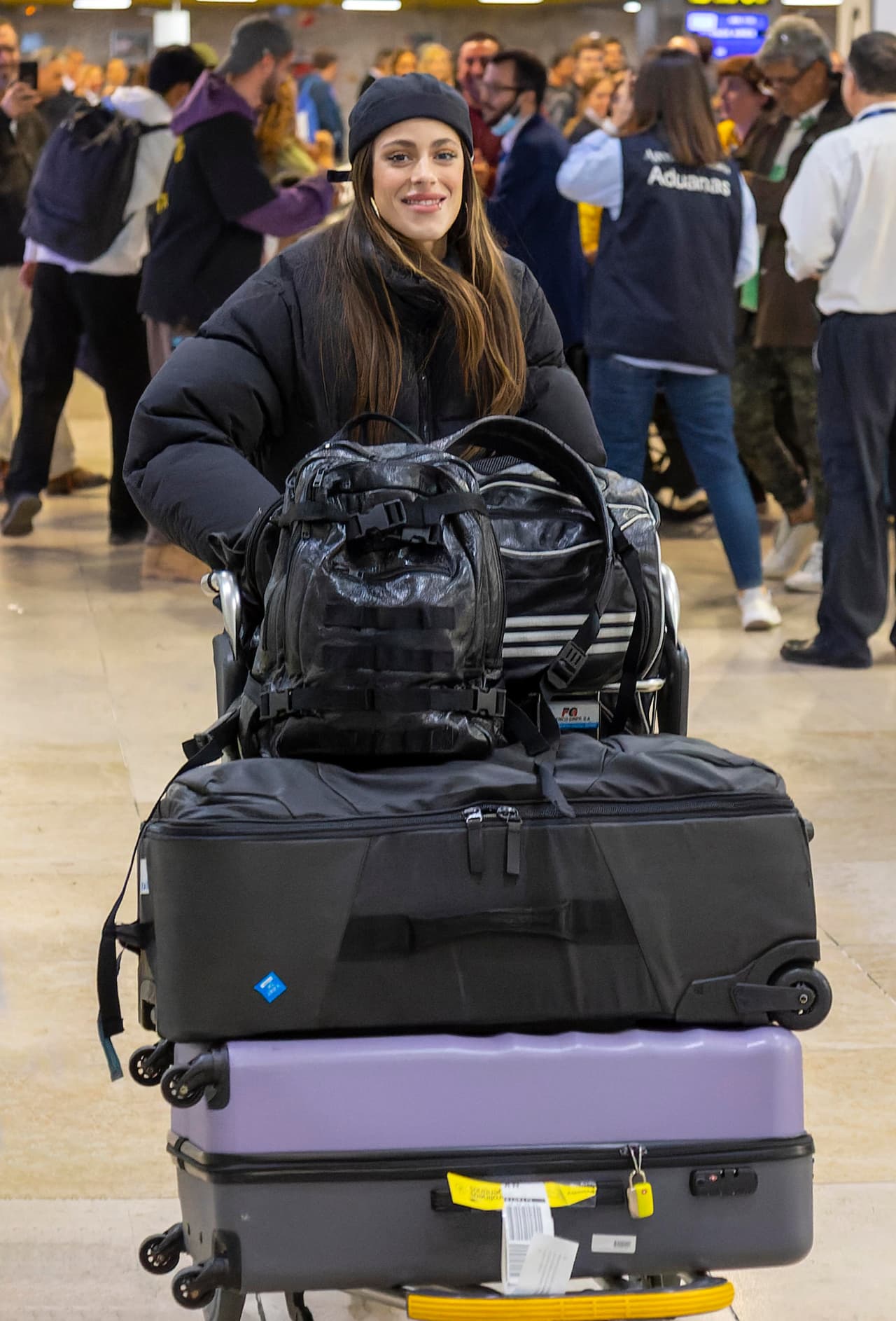 Tini Stoessel se veía alegre por el caluroso recibimiento de los españoles a su novio. En un momento ella tuvo que llevar las pertenencias de ambos porque el campeón del mundo con la Selección de Argentina tuvo que quedarse a atender a sus admiradores.