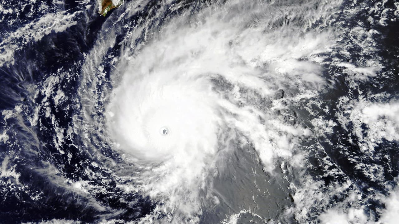 Hawaii pide a Trump que emita una declaración federal de emergencia ante la proximidad del huracán Lane