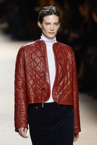 El color de esta chaqueta le da un toque más divertido al cuero.