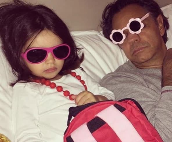 Eugenio Derbez se quedó dormido junto a su querida Aitana.